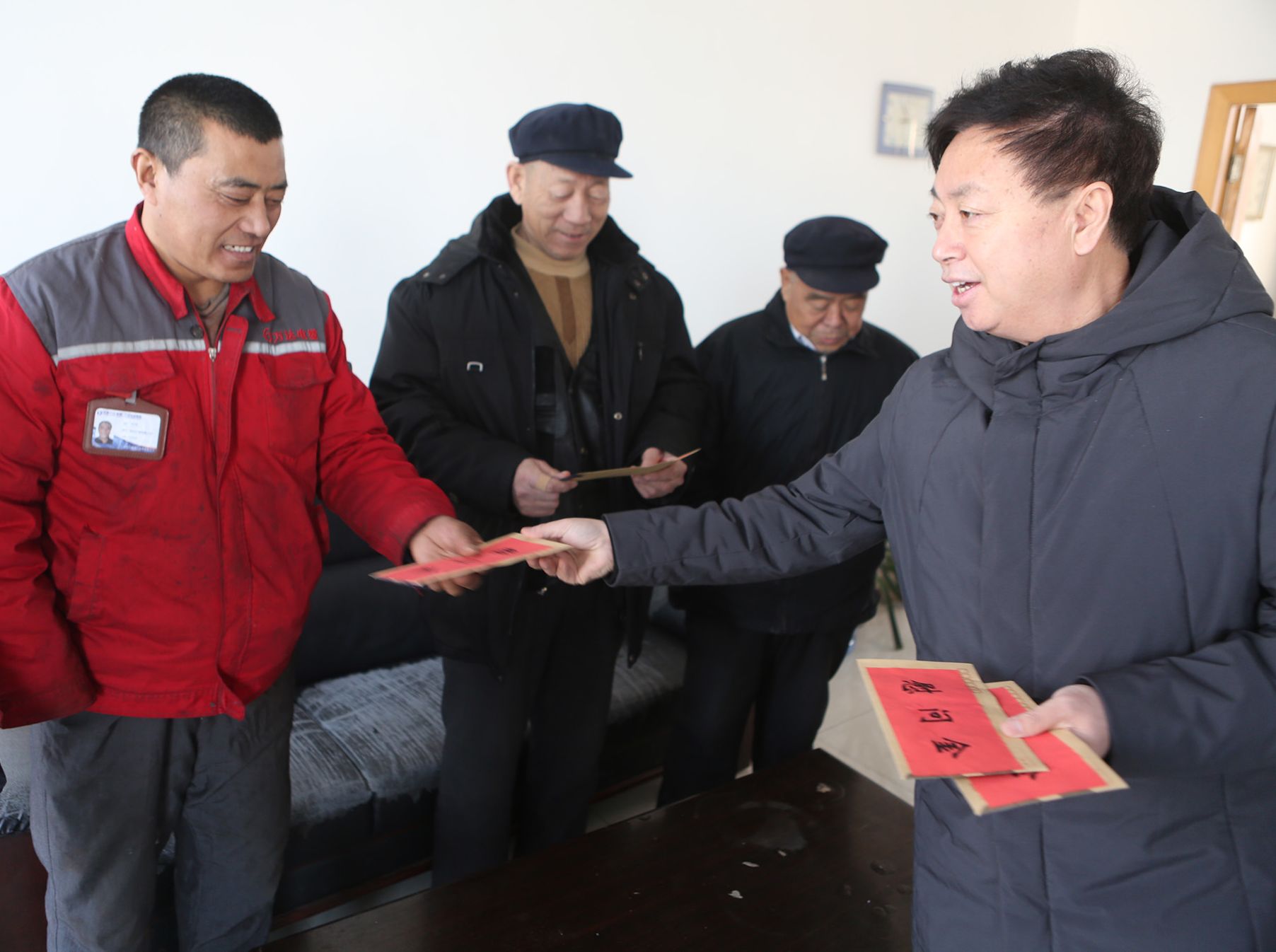 萬達(dá)集團(tuán)春節(jié)前走訪慰問困難職工