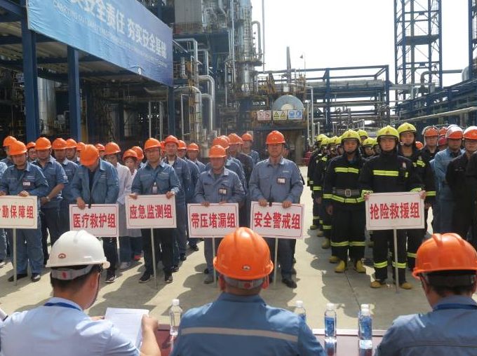 威特化工聯(lián)合勝坨鎮(zhèn)消防站進(jìn)行烷基化車間v-303儲(chǔ)罐泄漏事故堵漏應(yīng)急救援演練