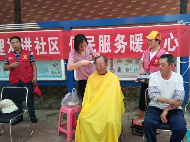 義務(wù)理發(fā)進(jìn)社區(qū)  便民服務(wù)暖人心
